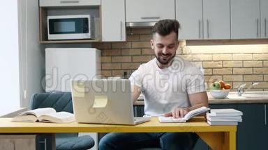 人类利用坐在家里厨房里的教科书在电脑上学习和<strong>写作业</strong>。